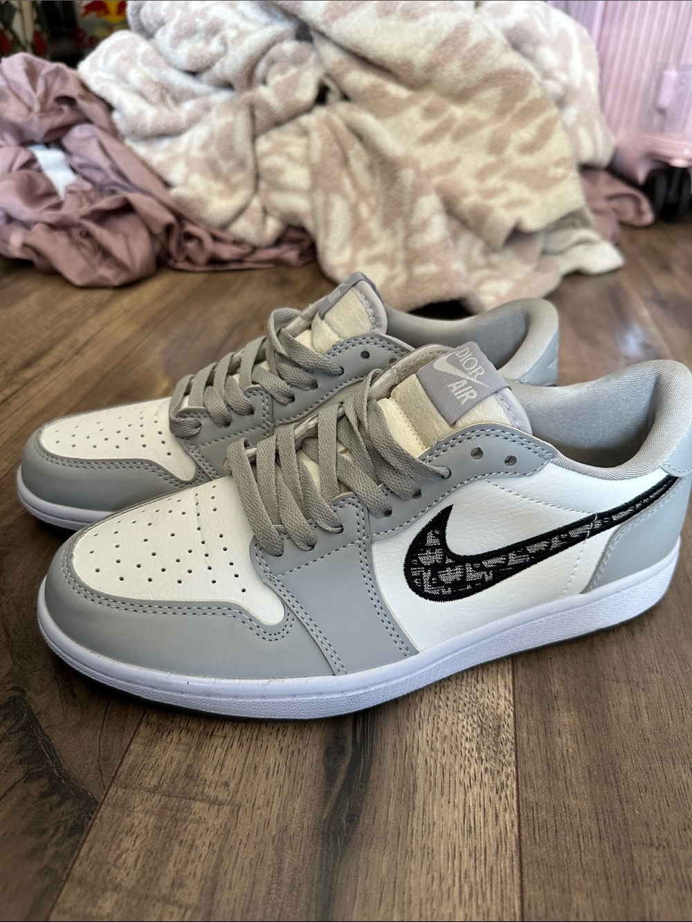 Nike Low-Top Sneakers in White, Light Gray and Black Swoosh